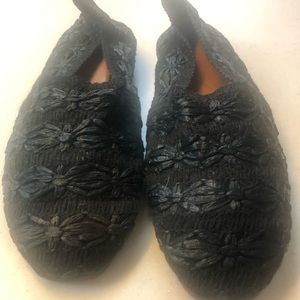 UNISA black slide on shoes w leather soles Sz 8B